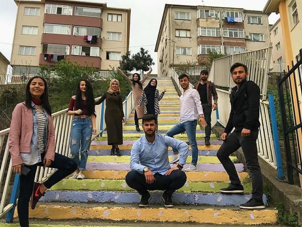 RENGARENK BİR DÜNYA HAYALİ KURDUK!