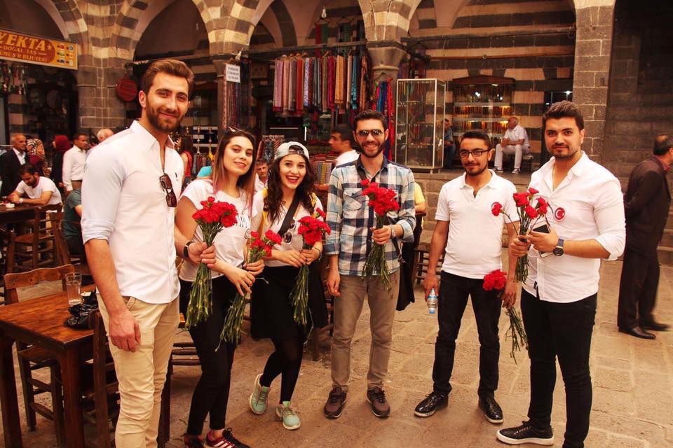 Özel günlerde tüm sevgimizle sokaklardaydık…